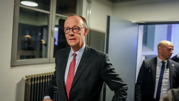 In der «Wahlarena» werden die Kanzlerkandidaten nacheinander befragt. Friedrich Merz von der Union ist zuerst an der Reihe. - © Kay Nietfeld/dpa