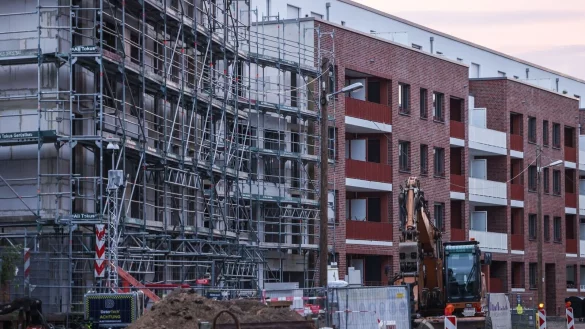 Der Wohnungsbau in Mehrfamilienhäusern stagniert. (Archivbild) - © Oliver Berg/dpa