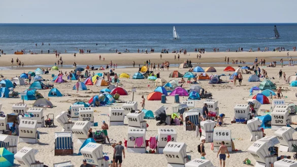 Eine Woche am Strand - oder auch nur bei Freunden - ist f&uuml;r viele Menschen zu teuer. (Archivbild) - &copy; Georg Wendt/dpa