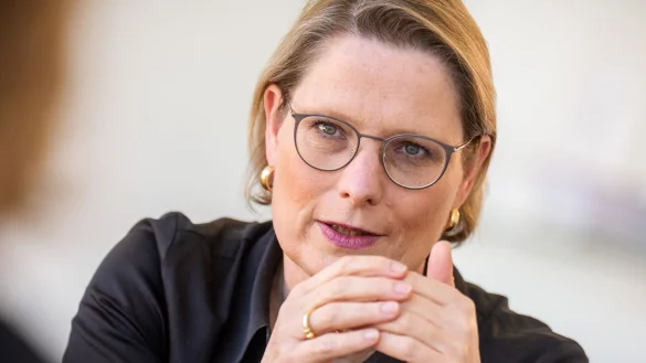 Justizministerin Stefanie Hubig (SPD) will Umweltschutzversprechen in der Werbung nicht mehr einfach so durchgehen lassen. (Archivbild) - &copy; Michael Kappeler/dpa