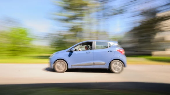 Ältere Autofahrer sind überproportional häufig an schweren Unfällen im Straßenverkehr beteiligt. (Foto Illustration) - © Julian Stratenschulte/dpa