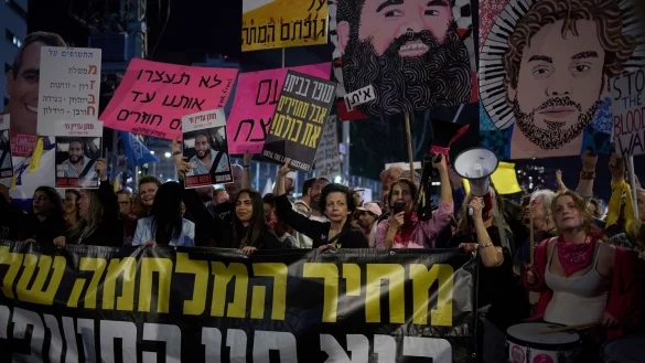 Die Hamas hält derzeit israelischen Informationen zufolge noch 24 lebende Geiseln sowie 35 Leichen von Verschleppten im Gazastreifen fest. (Archivbild) - © Maya Alleruzzo/AP/dpa