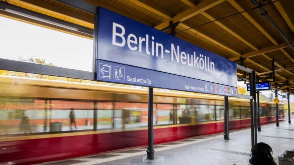 Die Kontrolle fand im Oktober am S-Bahnhof Neukölln statt. (Archivbild) - © Christoph Soeder/dpa