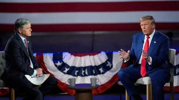 Trump hat Hannity schon öfter Interviews gegeben - auch im Wahlkampf. (Archivbild) - © Evan Vucci/AP