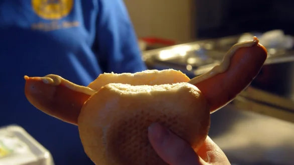 Wegen einer Bockwurst-Bestellung konnte der betrunkene Fahrer gestellt werden. (Symbolbild) - &copy; picture alliance / ZB