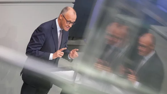 Der Kanzler verteidigt im Bundestag seinen Reformkurs. - &copy; Michael Kappeler/dpa