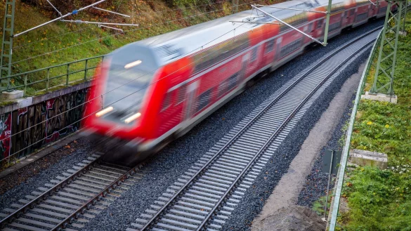 Bis 2027 will DB-Regio die Quote selbst verschuldeter Zugausfälle auf unter ein Prozent bringen. (Archivbild) - © Jens Büttner/dpa