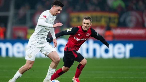 Alejandro Grimaldo erzielte das 1:0 für Leverkusen. - © Marius Becker/dpa