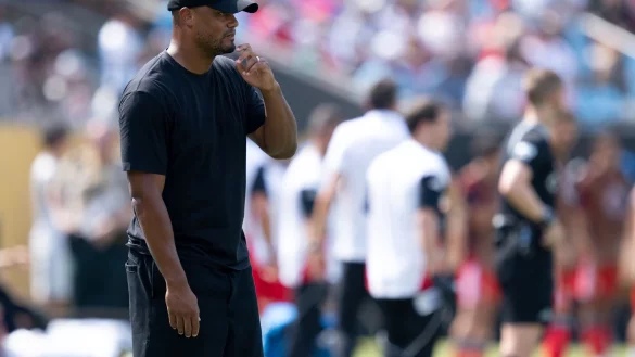 Vincent Kompany in kurzer Hose am Spielfeldrand. Auch dem Trainer verlangte die Hitze alles ab. - © Sven Hoppe/dpa