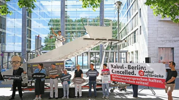 Aktivsten stehen w&auml;hrend einer symbolischen Protestaktion am Weltfl&uuml;chtlingstag zur Unterst&uuml;tzung mehrerer Klagen von Afghanen gegen die Bundesregierung vor dem Ausw&auml;rtigen Amt. - &copy; Michael Brandt/dpa