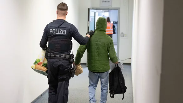 Vor allem die Grünen hatten sich bei den Verhandlungen über das sogenannte Rückführungsverbesserungsgesetz der Ampel-Koalition für den Anspruch auf einen Pflichtanwalt bei Abschiebehaft und Ausreisegewahrsam eingesetzt. (Archivfoto) - © Boris Roessler/dpa