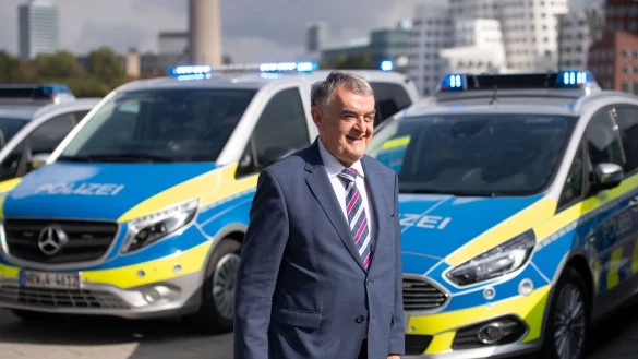 Herbert Reul vor Streifenwagen (Archivfoto) - © Marius Becker/dpa
