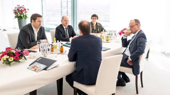 Verhandler von Union und SPD tauschten sich mit Kanzler Scholz aus. (Foto Handout) - © Guido Bergmann/Bundesregierung/dpa