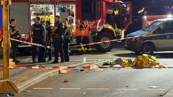 Ein Auto hat nachts in Frankfurt zwei E-Scooter erfasst. Es gibt zwei Todesopfer. - © Mike Seeboth/dpa