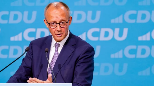 Der Kanzler bereitet die Bürgerinnen und Bürger auch auf «Einschnitte» vor. - © Thomas Banneyer/dpa