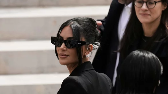 Im Prozess um den Raubüberfall auf Kim Kardashian hat ein Gericht in Paris acht der Angeklagten verurteilt. (Archivbild) - © Aurelien Morissard/AP/dpa