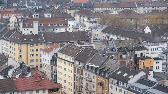Für viele Menschen ist die monatliche Miete eine Last (Symbolbild) - © Boris Roessler/dpa