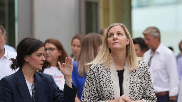 Kirsty Coventry (r) &auml;u&szlig;ert sich zum Start von russischen Athleten bei Winter-Olympia in Italien - &copy; Antonio Calanni/AP/dpa