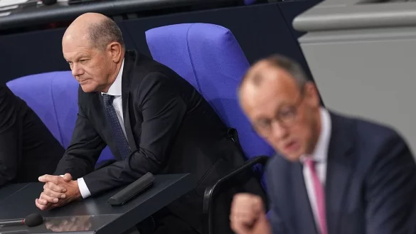 Kanzler Scholz und Unionskanzlerkandidat Merz d&uuml;rfen zum TV-Duell fast nichts mitbringen - ein Stift und ein Notizblock sind nach Senderangaben erlaubt. - &copy; Michael Kappeler/dpa