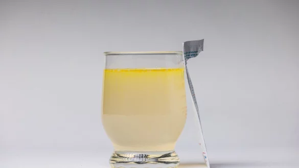 9 der 19 rezeptfreien Medikamenten gegen Durchfall beurteilen die Warentester als geeignet, darunter auch vier Elektrolytpulver zum Anrühren. - © Philipp von Ditfurth/dpa/dpa-tmn