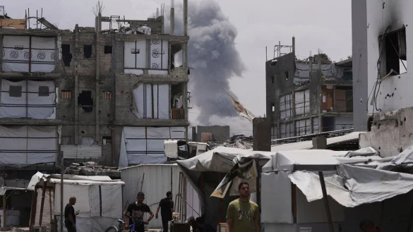 Rauch steigt auf von einem israelischen Luftangriff in Dschabalia, nördlicher Gazastreifen. - © Jehad Alshrafi/AP/dpa