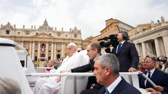 Bei seiner Fahrt über den Petersplatz wirkte Franziskus schon sehr geschwächt. - © Andrew Medichini/AP/dpa