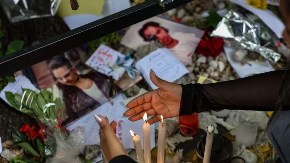 Fans trauern vor dem Hotel in Buenos Aires. (Archivbild) - © Cristina Sille/dpa