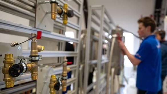 Die Bewerbersuche fällt vielen Ausbildungsbetrieben schwer. Wer einen Ausbildungsplatz bekommt, wird oft übernommen. - © Monika Skolimowska/dpa