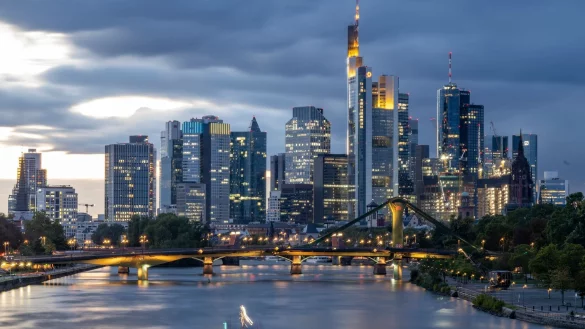 Frankfurter Skyline: Mehrere Banken habe große Mietverträge für neue Büros abgeschlossen. (Archivbild) - © Boris Roessler/dpa