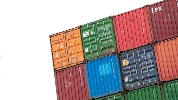 In Herford hat ein Lastwagenfahrer einen vergleichbaren Container verloren. (Symbolbild) - &copy; Daniel Bockwoldt/Deutsche Presse-Agentur GmbH/dpa