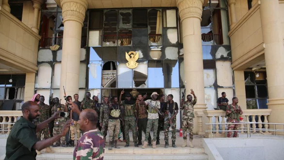 Sudanesische Soldaten feiern die Einnahme des Präsidentenpalastes - © Uncredited/AP/dpa