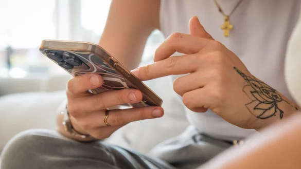 Unerwünschte Messenger-Nachrichten können bei der für Rufnummernmissbrauch zuständigen Bundesnetzagentur gemeldet werden. - © Christin Klose/dpa-tmn