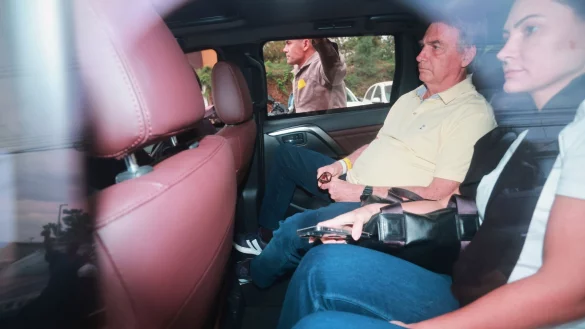 Brasiliens fr&uuml;herer Pr&auml;sident Jair Bolsonaro verl&auml;sst ein Krankenhaus. - &copy; Luis Nova/AP/dpa