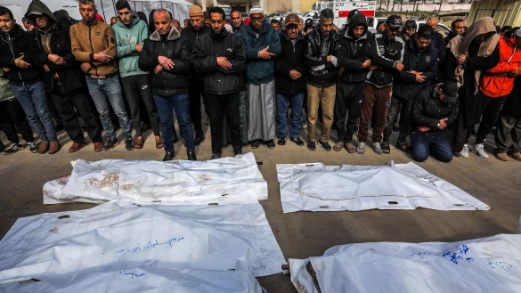 Menschen verrichten das Totengebet für ihre Angehörigen, die bei einem nächtlichen Bombardement Israels im Gazastreifen getötet wurden. - © Abed Rahim Khatib/dpa