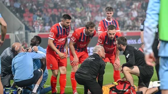 Keine Sorgen mehr: Heidenheims Torwart Kevin Müller (am Boden liegend) geht es wieder deutlich besser. - © Harry Langer/dpa