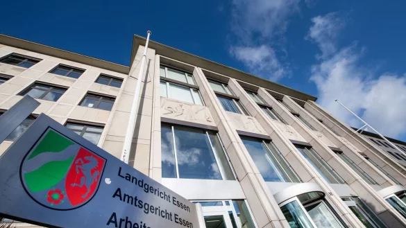 Ehefrau brutal erstochen: Kinder waren mit in der Wohnung. (Archivbild) - © Bernd Thissen/dpa