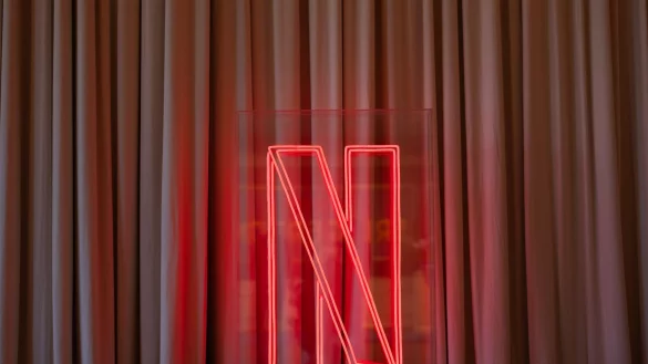 Netflix hat zwei weitere Staffeln f&uuml;r die Erfolgsserie &laquo;Bridgerton&raquo; angek&uuml;ndigt. (Symbolbild) - &copy; Rolf Vennenbernd/dpa