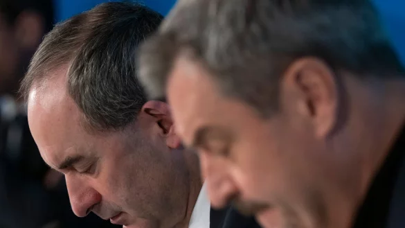 Es ist ernst: Finden Hubert Aiwanger und Markus S&ouml;der eine L&ouml;sung im Schulden-Streit? (Archivbild) - &copy; Peter Kneffel/dpa