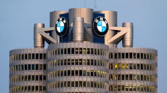Auch BMW hat einen Gewinneinbruch erlitten. - © Peter Kneffel/dpa
