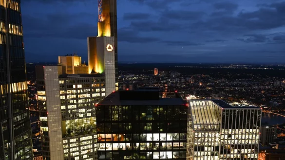 Die Commerzbank steht unter Druck, nachdem die italienische Gro&szlig;bank Unicredit eingestiegen ist (Archivbild) - &copy; Arne Dedert/dpa