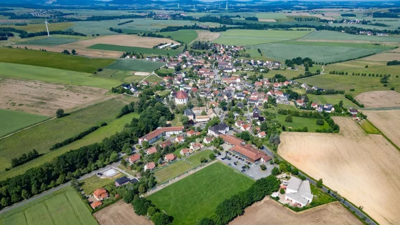 Auch auf dem Land versuchen viele Initiativen, kulturelle Angebote zu organisieren und den Zusammenhalt zu stärken. (Archivbild) - © Robert Michael/dpa