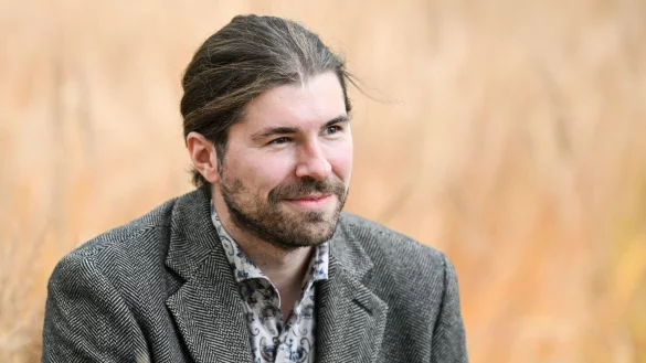 Der Dunkle Parabelritter f&auml;hrt ein goldenes Mountainbike. - &copy; Jens Kalaene/dpa