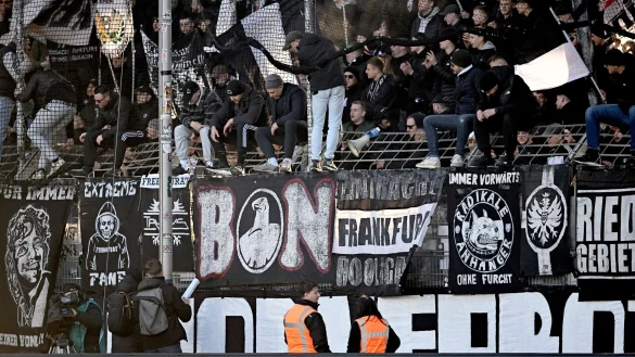 Ein Fanbanner blockiert einen Fluchtweg im Bochumer Ruhrstadion - © Anke Wälischmiller/dpa