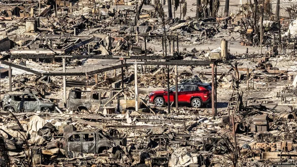 Ganze Straßenzüge wurden verwüstet. - © Noah Berger/AP/dpa