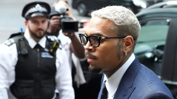 Der US-Sänger Chris Brown plädiert auf nicht schuldig. - © Frank Augstein/AP/dpa