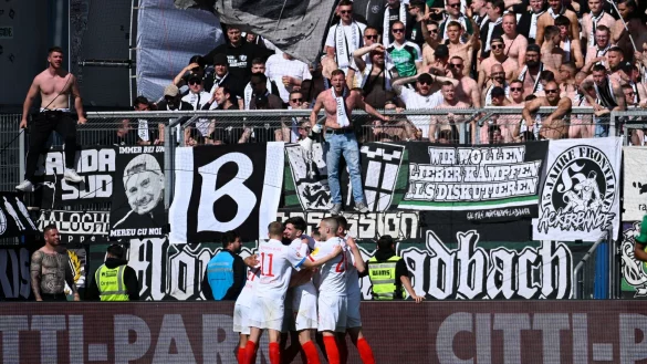 Kiels Spieler jubeln nach dem Treffer zum 1:0. - © Gregor Fischer/dpa