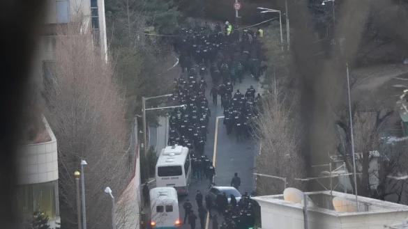 S&uuml;dkoreas suspendierter Pr&auml;sident Yoon Suk Yeol wurde von den Fahndern der Anti-Korruptions-Beh&ouml;rde festgenommen. - &copy; Ahn Young-joon/AP/dpa