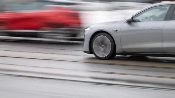 Zu schnelles Fahren mit dem Auto ist eine der Hauptursachen von Unf&auml;llen. Daher blickt die Polizei im Rahmen einer europaweiten Aktionswoche vom 7. bis zum 13. April verst&auml;rkt auf das Tempo der Autofahrer. (Symbolbild) - &copy; Robert Michael/dpa
