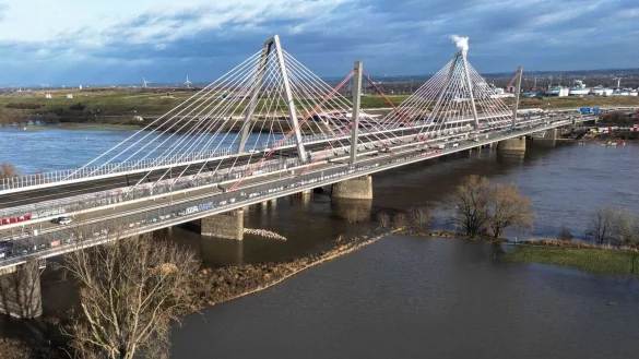 Am ersten April-Wochenende müssen Autofahrer wegen Bauarbeiten an der Rheinbrücke wieder Umleitungen fahren. (Archivbild) - © Oliver Berg/dpa