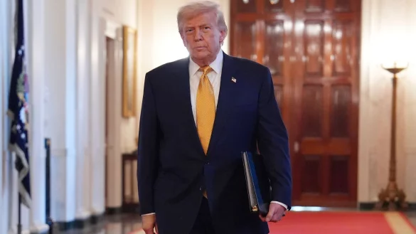 Trump bestreitet die Urheberschaft eines Briefes an Epstein. - © Evan Vucci/AP/dpa